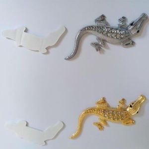 Шильдик «Крокодил со стразами» жел METAL CONVERSION STANDARD